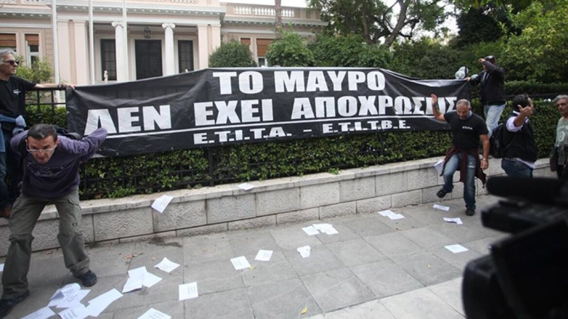 Reporters unfurl black banner in front of PM’s office (photos-video)