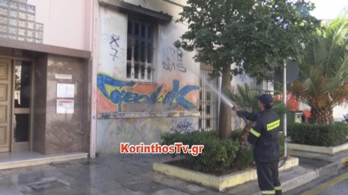 Κόρινθος: Αστυνομικοί εισέβαλαν σε φλεγόμενο κτίριο για να σώσουν άστεγο