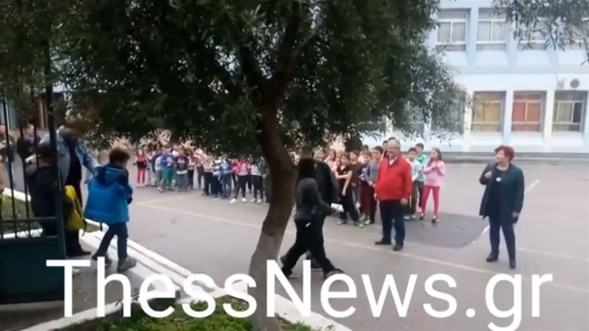 Βίντεο: Μαθητές στην Θεσσαλονίκη υποδέχονται με χειροκροτήματα τα προσφυγόπουλα 