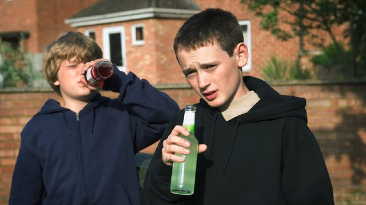 Παιδιά χωρίς ένα γονιό πιο επιρρεπή στο αλκοόλ ή το κάπνισμα 