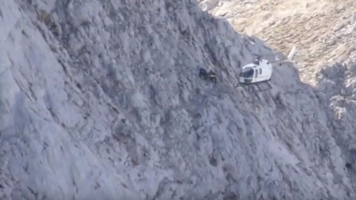 Βίντεο: Εντυπωσιακή διάσωση ορειβατών με ελικόπτερο σε 2.200 μέτρα υψόμετρο