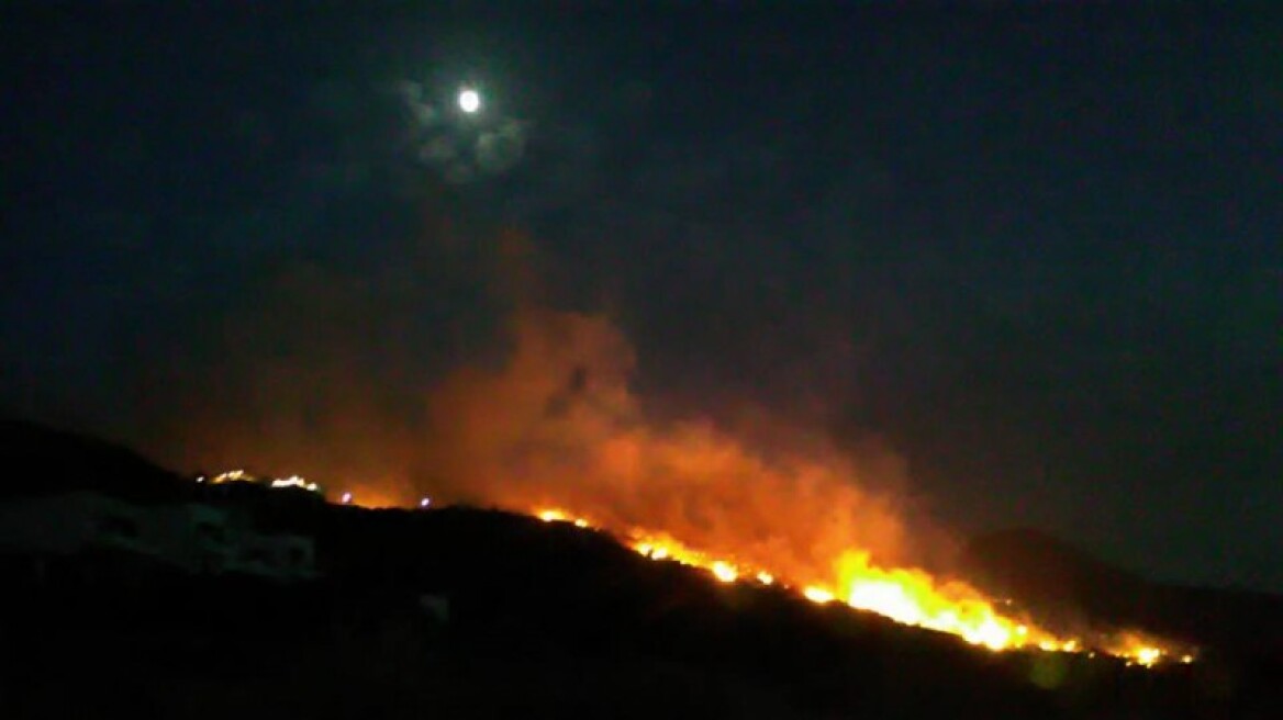 Χανιά: Μεγάλη φωτιά στα Φαλάσαρνα - Απειλήθηκαν σπίτια