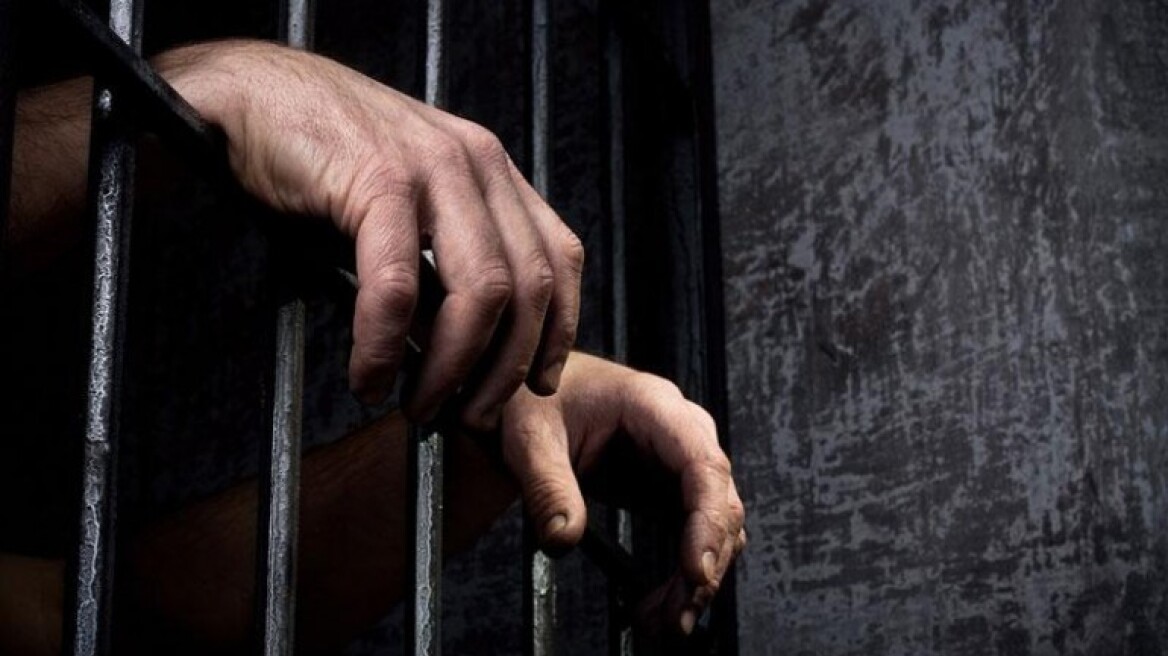 Θεσσαλονίκη: Ποινή κάθειρξης 60 ετών σε δάσκαλο για αποπλάνηση μαθητριών του