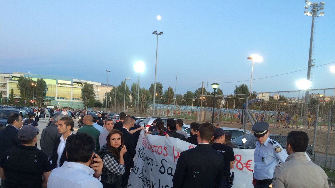 Διαμαρτυρία από τη γενιά των... 400 στο συνέδριο του ΣΥΡΙΖΑ