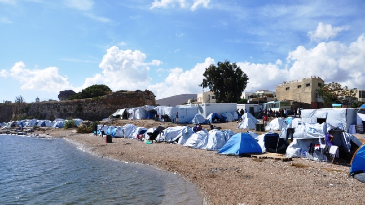 Χίος: Ο καταυλισμός έφτασε στη... θάλασσα της Σούδας