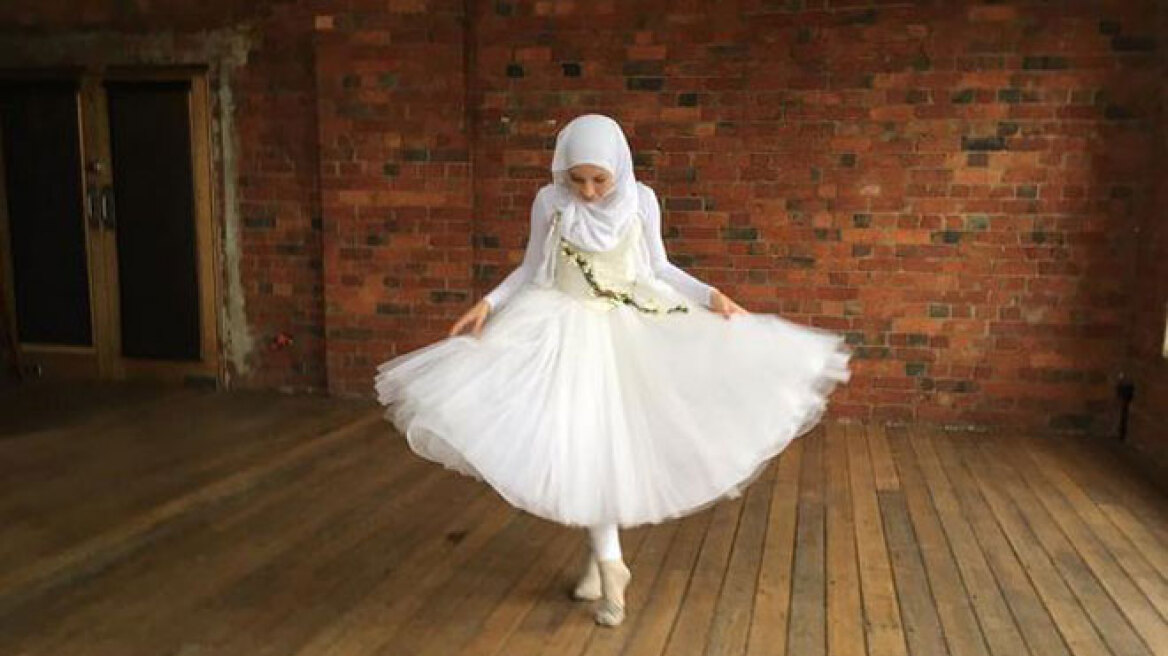 Βίντεο: Αυτή είναι η πρώτη επαγγελματίας μπαλαρίνα στον κόσμο, με χιτζάμπ