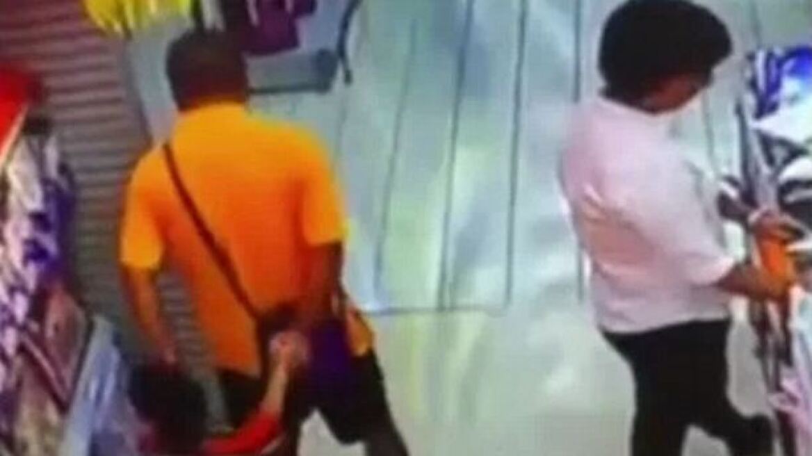  Βίντεο σοκ: Έπαιζε με το παιδί του σε σούπερ μάρκετ και το σκότωσε κατά λάθος