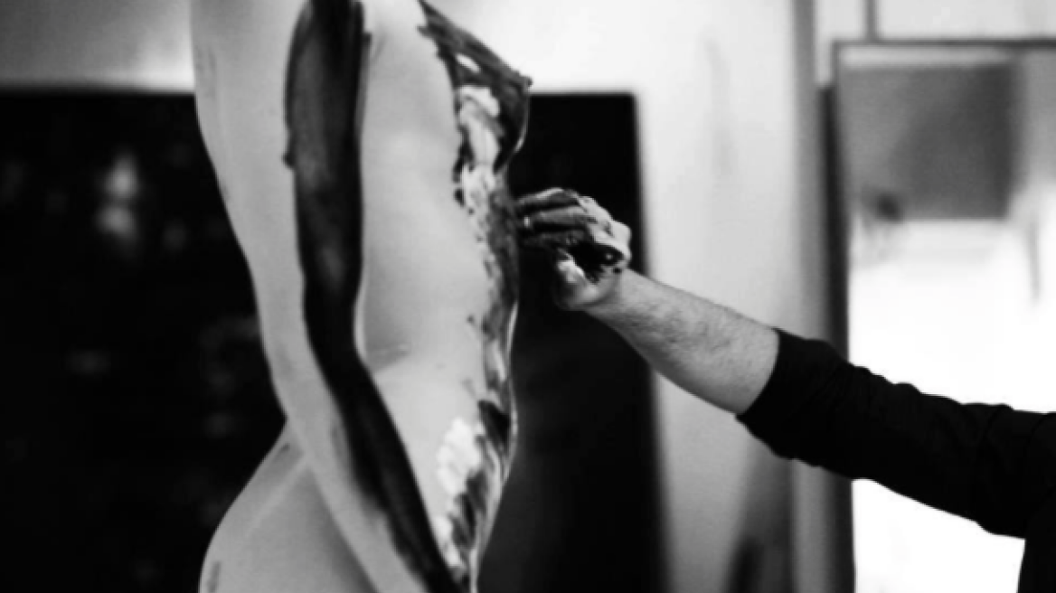 Ο Έλληνας ζωγράφος που δημιουργεί έργα με γυναικείους γλουτούς  