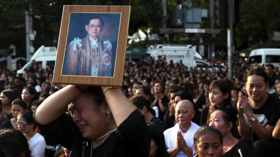 Ταϊλάνδη: Ζητούν από τους τουρίστες να φορούν «μαύρα» σε ένδειξη πένθους
