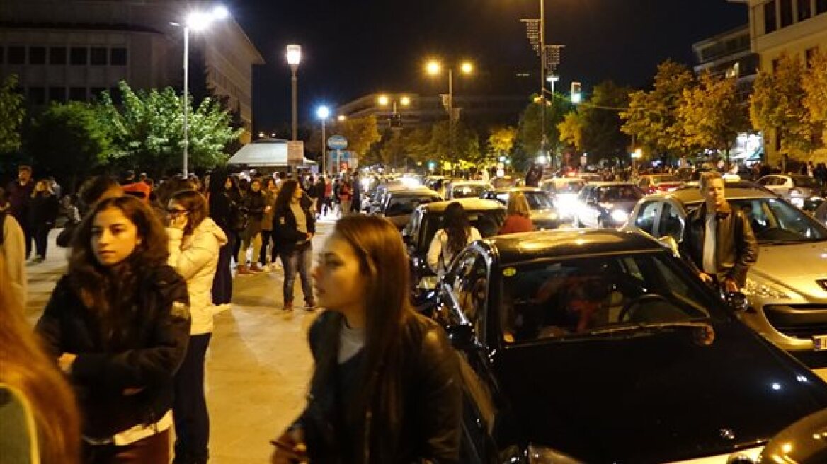 Στους δρόμους πέρασαν το βράδυ οι κάτοικοι των Ιωαννίνων από τα 5,5 Ρίχτερ 