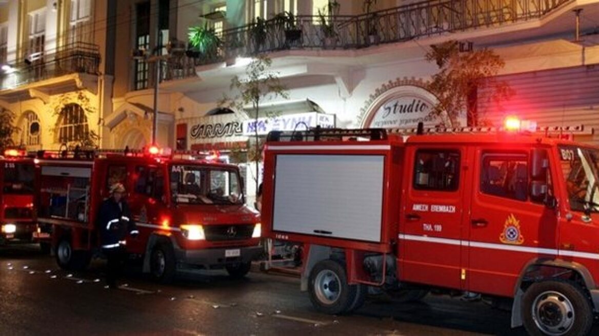 Πυρκαγιά τη νύχτα σε πολυκατοικία στο Γαλάτσι: Απομακρύνθηκαν 20 ένοικοι, κάηκαν 10 αυτοκίνητα 