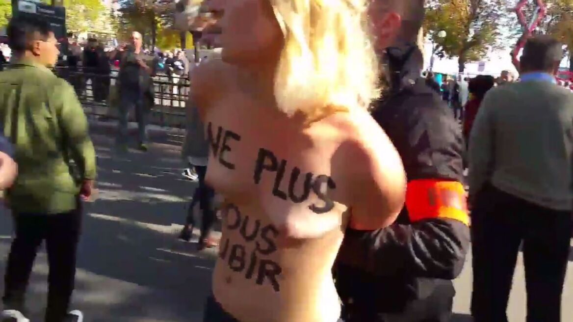 Διχασμένο το Παρίσι για το κίνημα κατά του γκέι γάμου - Οι Femen πρόταξαν τα στήθη τους