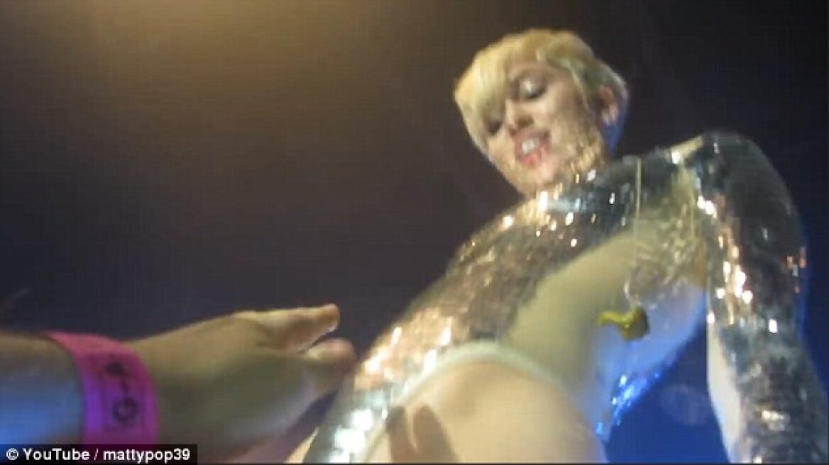To παρελθόν στοιχειώνει τη Miley Cyrus: Βίντεο δείχνει θεατή να την ακουμπά... πολύ χαμηλά