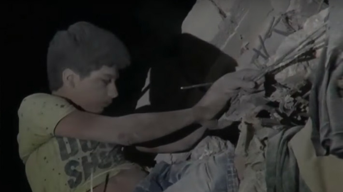 Βίντεο-σοκ από το Χαλέπι: Παιδί κρέμεται από μπαλκόνι μετά από βομβαρδισμό