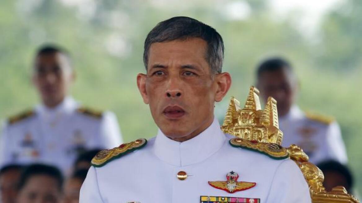 Ο εκκεντρικός πρίγκιπας της Ταϊλάνδης δεν θέλει να στεφθεί τώρα βασιλιάς