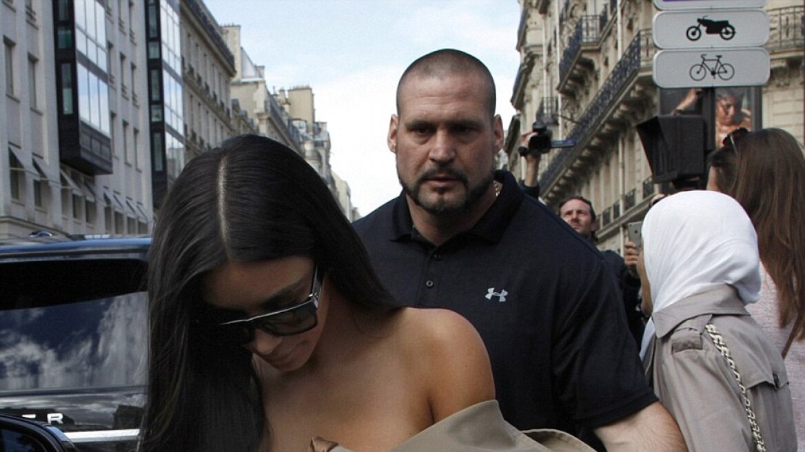 Ο θυρωρός του ξενοδοχείου στο οποίο λήστεψαν την Kardashian: «Υπήρχαν τεράστια κενά στην ασφάλεια» 