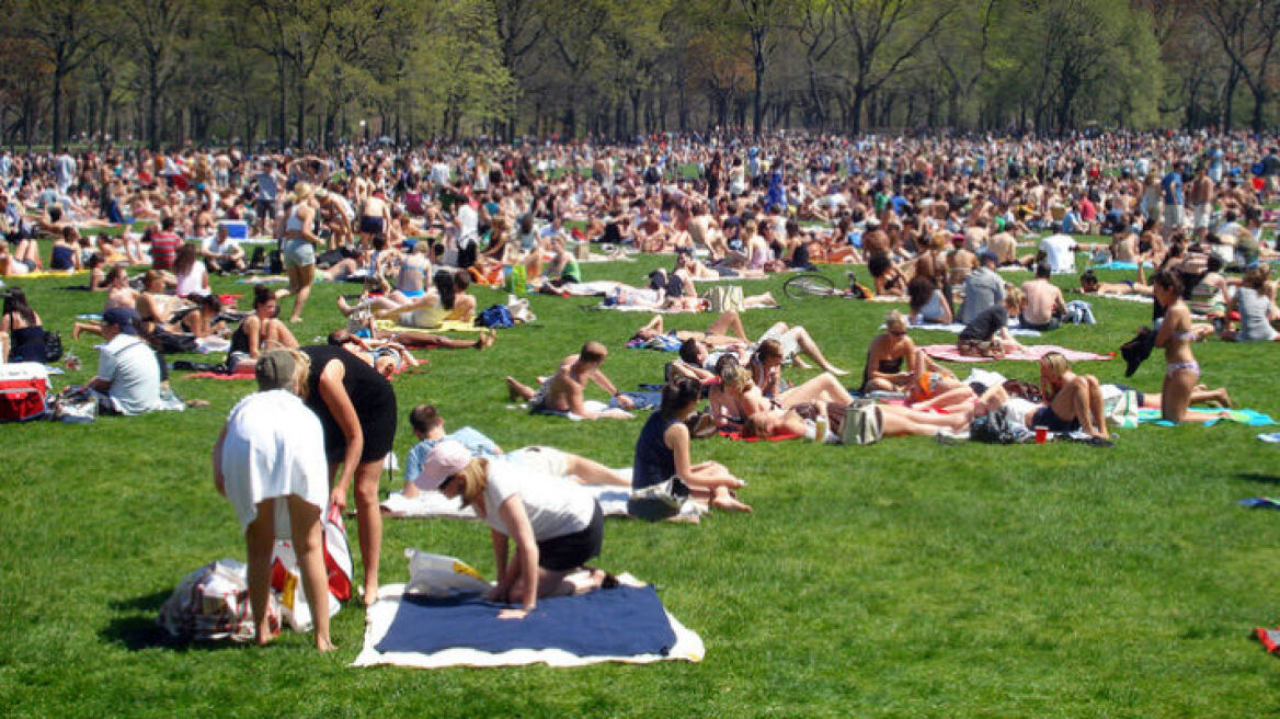 Με μαγιό στο Σέντραλ Παρκ - Κύμα ζέστης σαρώνει τη Νέα Υόρκη