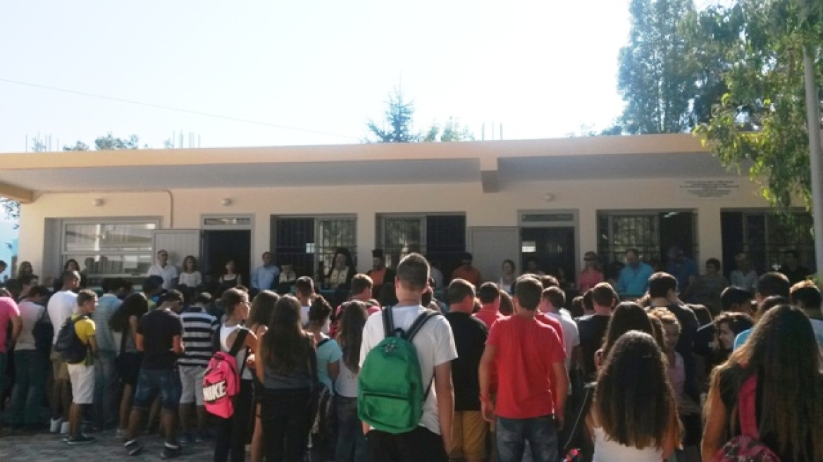 Γρεβενά: Με πρωτοβουλία μαθητών 90 σχολεία από την Ευρώπη συλλέγουν ρούχα για τους πρόσφυγες