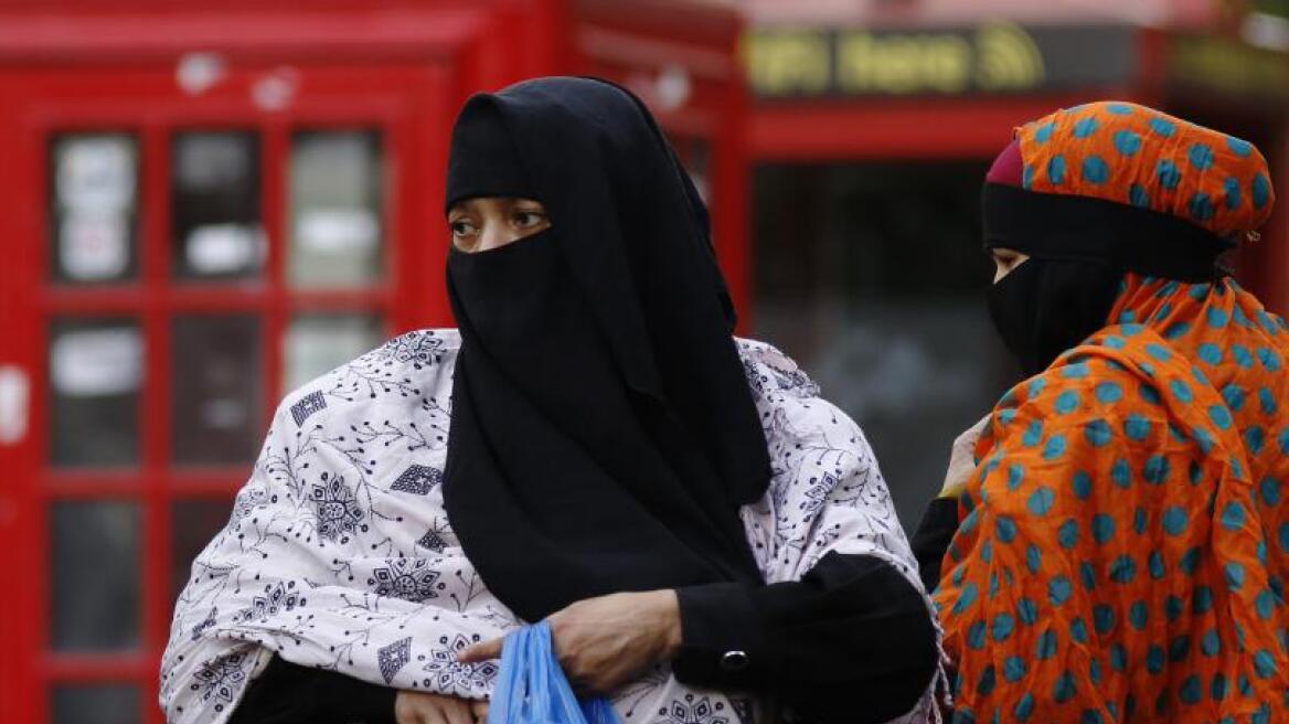 Βρετανία: Μαινόμενος άνδρας προσπάθησε να αφαιρέσει τη hijab από μουσουλμάνα