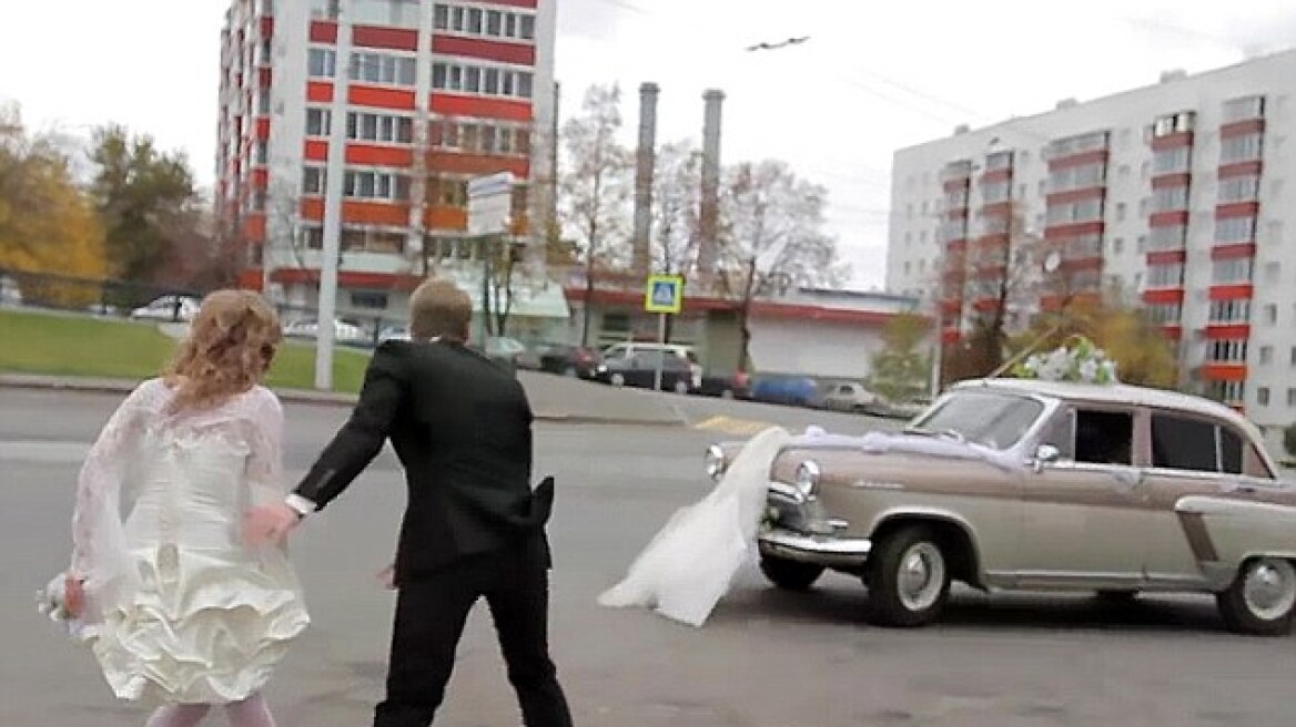 Βίντεο: Το νυφικό «το 'σκασε» και η νύφη έμεινε με τις καλτσοδέτες