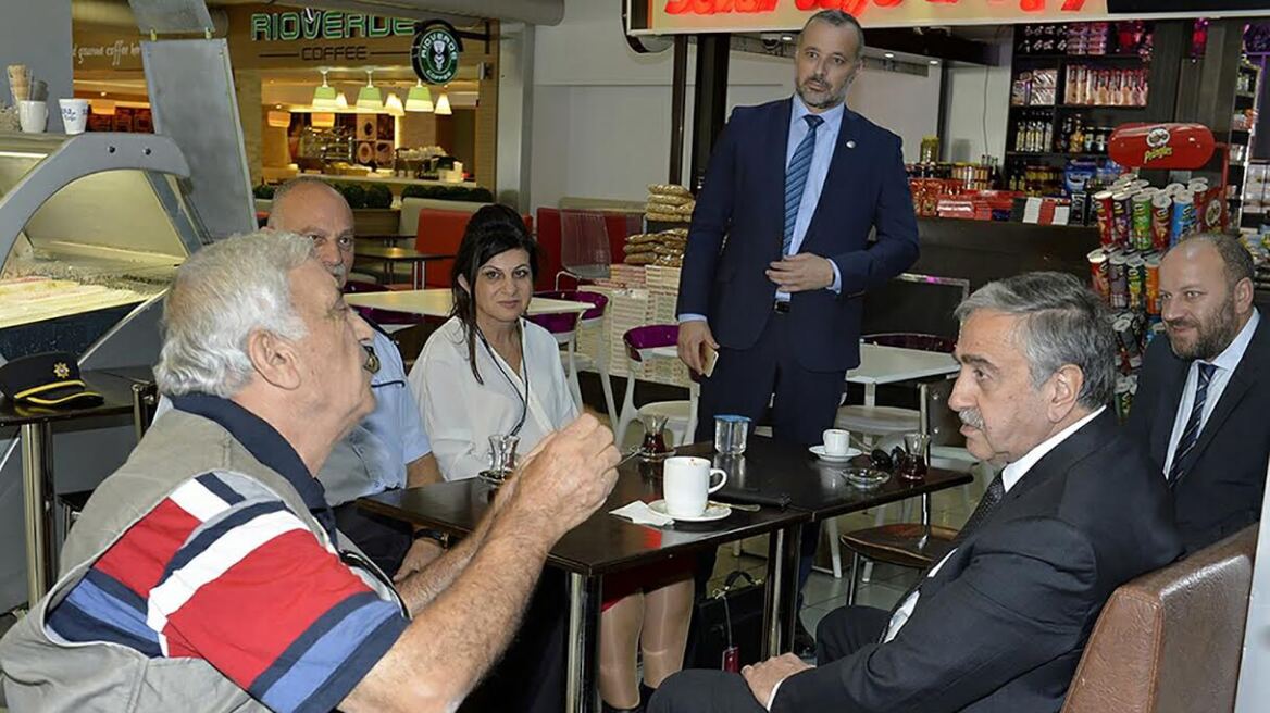 Καφές και κουβέντα Ακίντζι με επιβάτες της πτήσης για Κωνσταντινούπολη