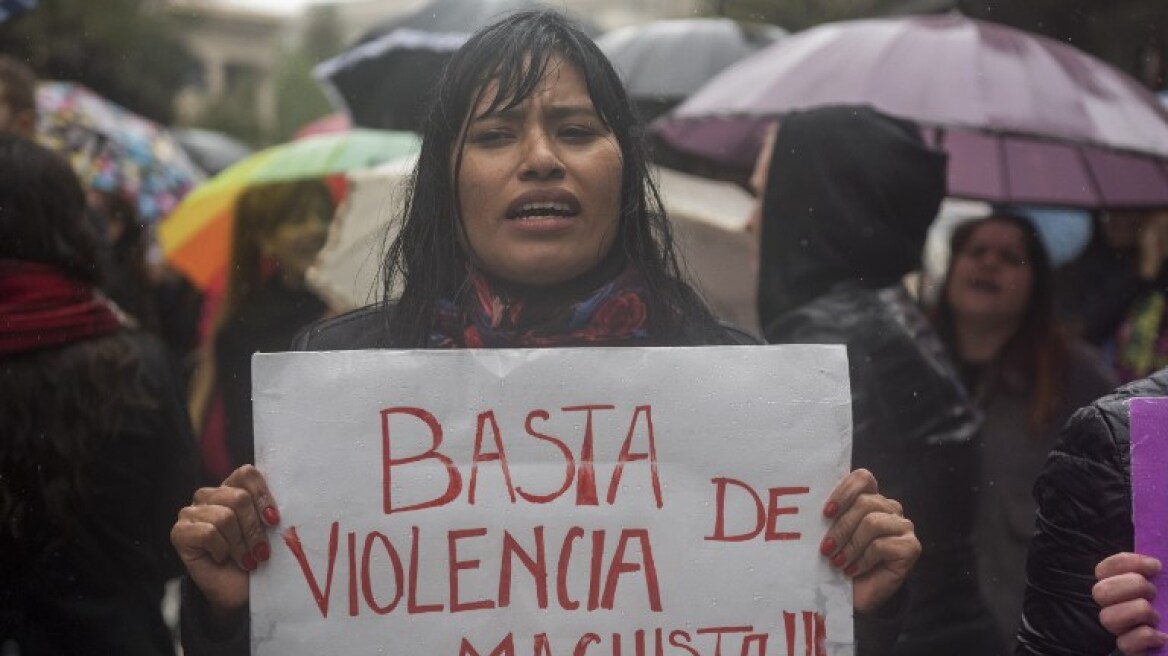 Στους δρόμους οι γυναίκες της Αργεντινής μετά τον βιασμό και τη δολοφονία μιας 16χρονης