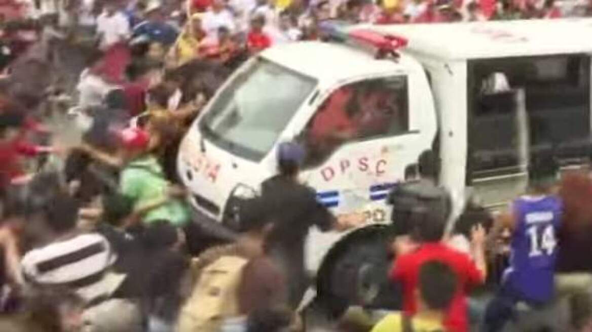 Βίντεο: Φορτηγάκι της αστυνομίας παρασύρει διαδηλωτές στις Φιλιππίνες   