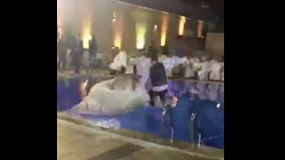 Βίντεο: Το νυφικό παραλίγο να πνίξει τη νύφη που βούτηξε στην πισίνα