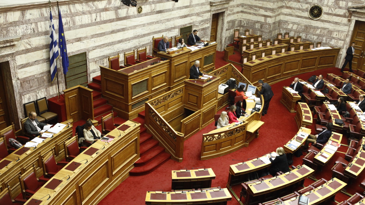 Σφυροκόπημα στη Βουλή για τις άδειες: Για «κίτρινες» μεθοδεύσεις κατηγορεί την κυβέρνηση η αντιπολίτευση