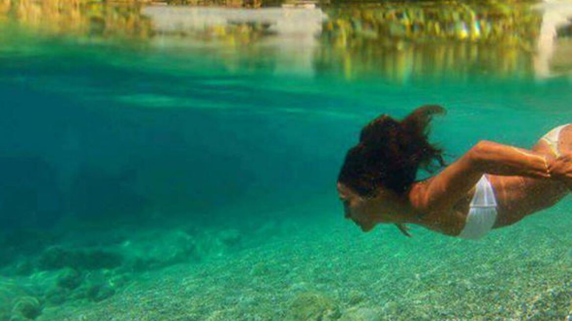 Viral και θέμα σε ξένα ΜΜΕ η φωτογραφία καλλονής που κολυμπάει στην Κέρκυρα