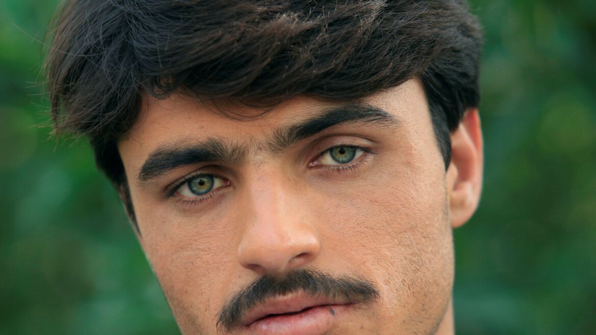 Και επίσημα μοντέλο ο Πακιστανός πωλητής τσαγιού που σάρωσε τα social media