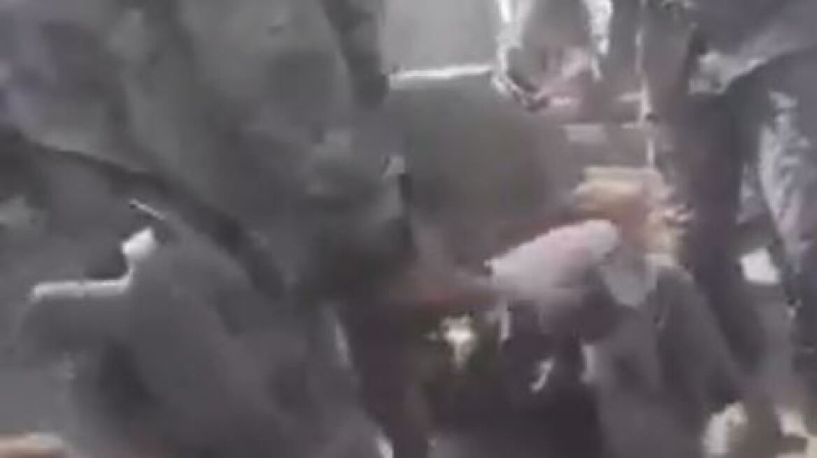 Βίντεο-σοκ: Ιρακινοί στρατιώτες κακοποιούν παιδιά στη Μοσούλη