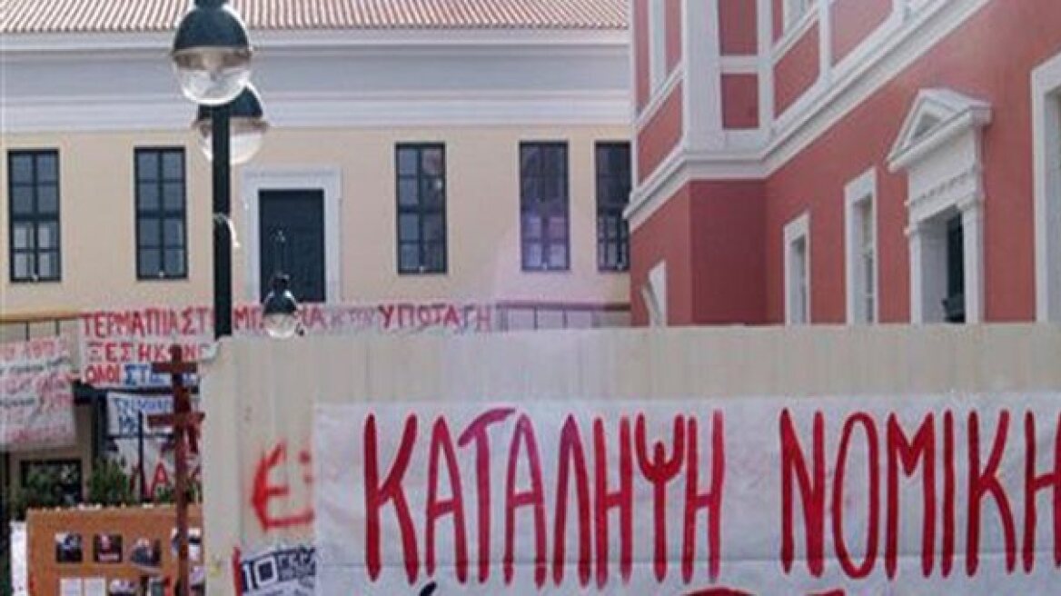 Κλειστή για δεύτερη εβδομάδα η Νομική Αθηνών για τα δίδακτρα των μεταπτυχιακών