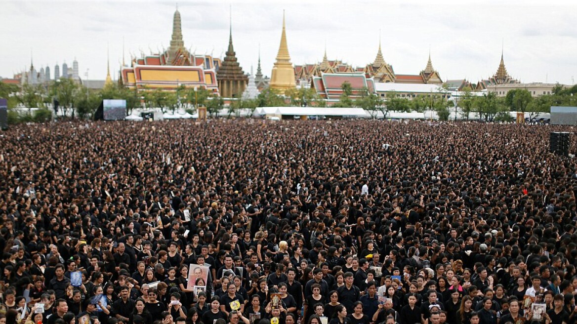 Στους δρόμους 150.000 Ταϊλανδοί ντυμένοι στα μαύρα για να θρηνήσουν τον Βασιλιά τους