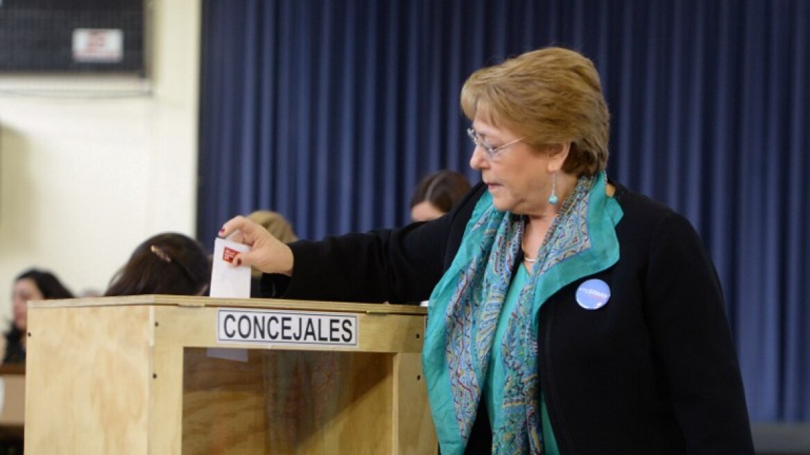 Χιλή: Με την... τρίτη κατάφερε να ψηφίσει στις τοπικές εκλογές η πρόεδρος Μισέλ Μπατσελέτ
