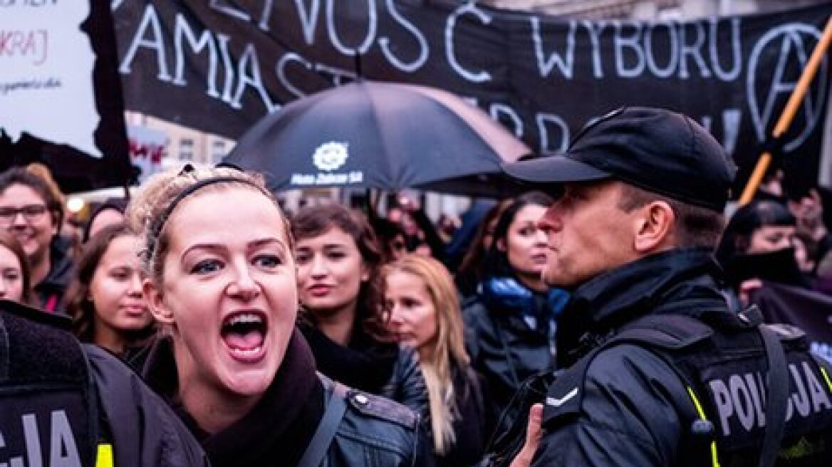Πολωνία: Στους δρόμους ξανά οι γυναίκες για τις αμβλώσεις