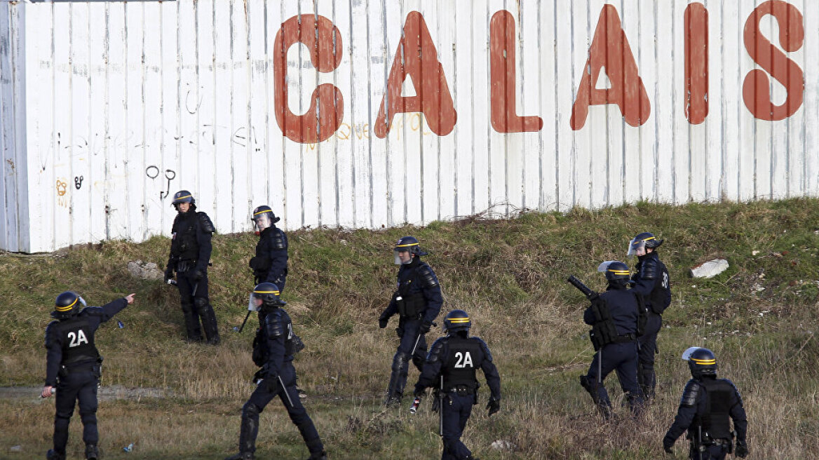 Γαλλία: Αδειάζει η παραγκούπολη των προσφύγων στο Καλαί