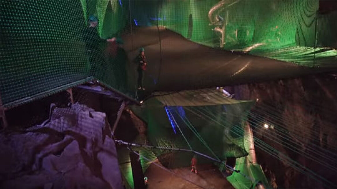 Βίντεο: Δείτε τον άνθρωπο που διέσχισε μια σπηλιά κάνοντας τραμπολίνο