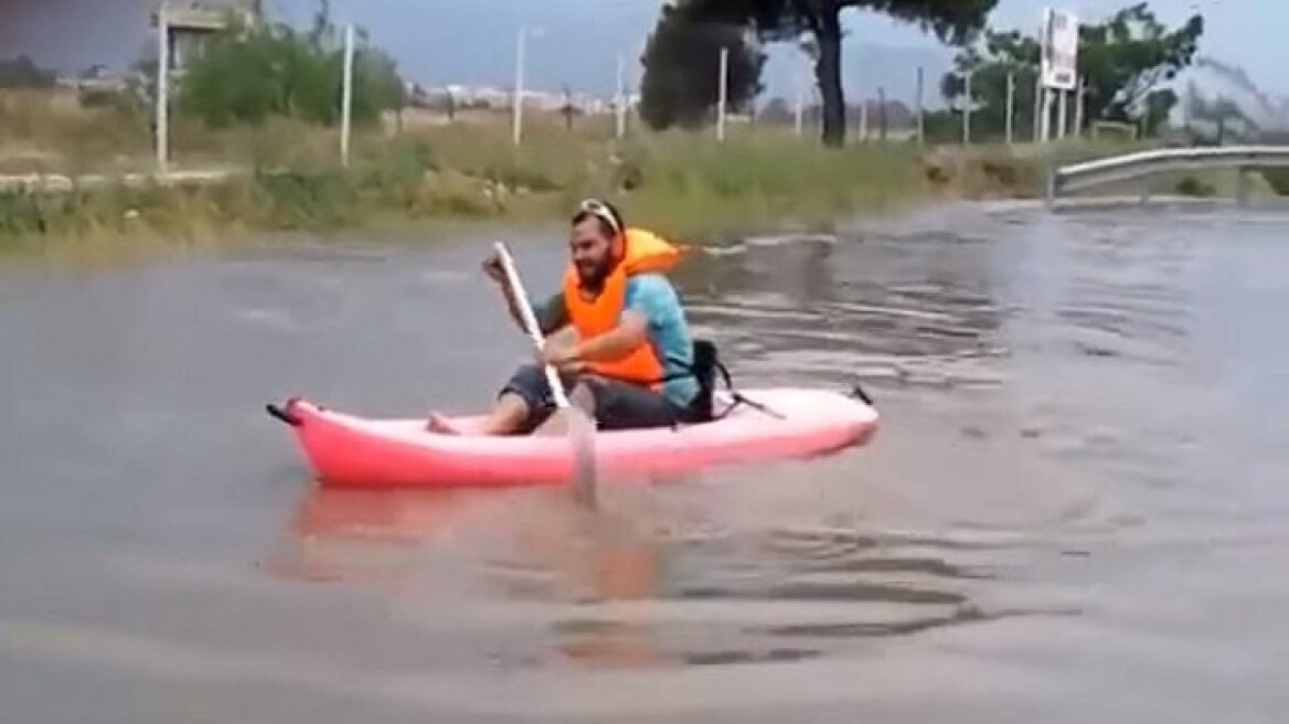 Βίντεο: Απίστευτος τύπος έκανε κανό στους πλημμυρισμένους δρόμους της Γλυφάδας!