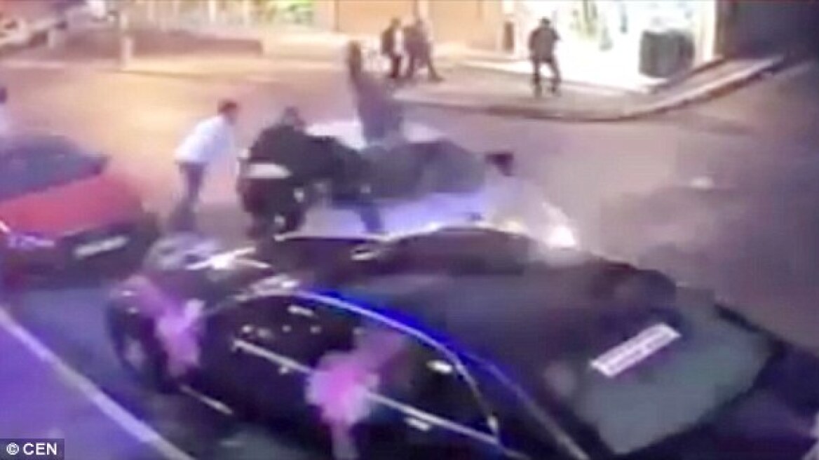Βίντεο: Έπεσε με το αυτοκίνητό του πάνω σε πέντε ανθρώπους για μια θέση στο χορό