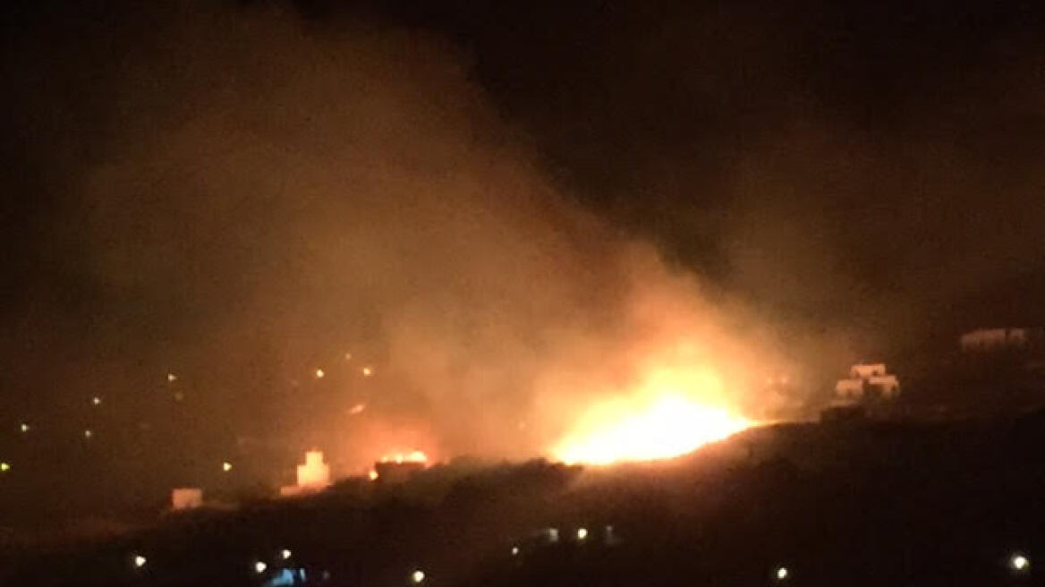 Μεγάλη πυρκαγιά στη Σύρο, στις φλόγες έχουν παραδοθεί σπίτια