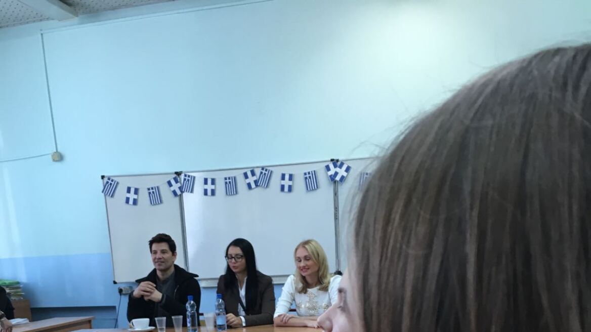 Σάκης Ρουβάς: Η επίσκεψη σε σχολείο της Ρωσίας που προάγει την ελληνική γλώσσα 