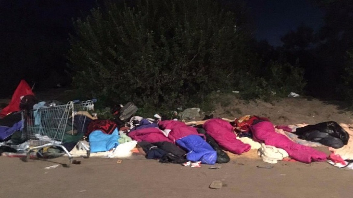 Γαλλία: Εκατοντάδες ασυνόδευτα παιδιά κοιμούνται στο χώμα στο Καλαί