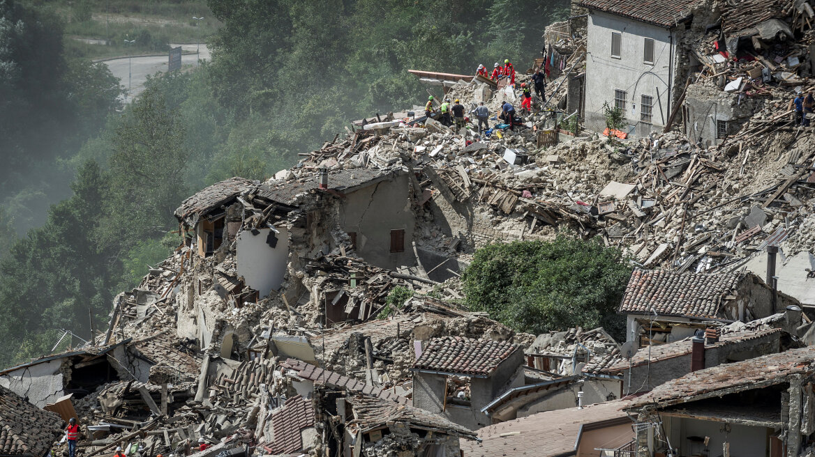 Ρέντσι: Δίνει 40 εκατ. ευρώ για τις πρώτες ανάγκες μετά το σεισμό