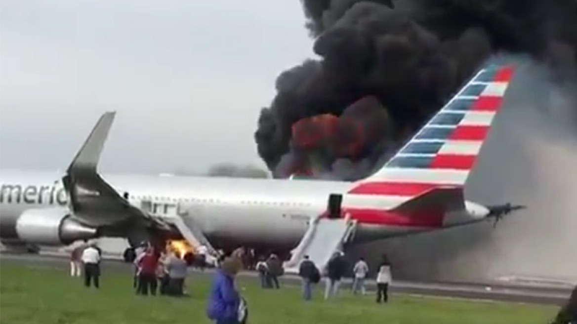 Συναγερμός σε αεροδρόμιο των ΗΠΑ: Αεροσκάφος της American Airlines στις φλόγες