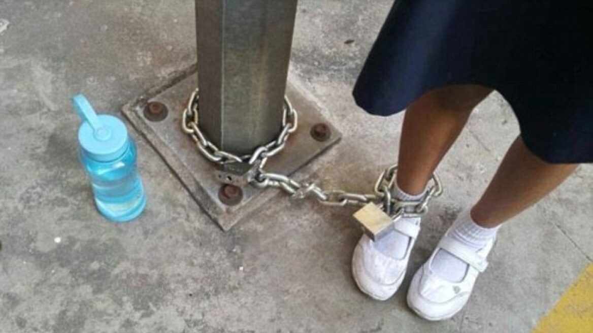 Φωτογραφίες ντροπής: Μητέρα αλυσόδεσε την κόρη της σε πάρκινγκ επειδή έκανε κοπάνα από το σχολείο