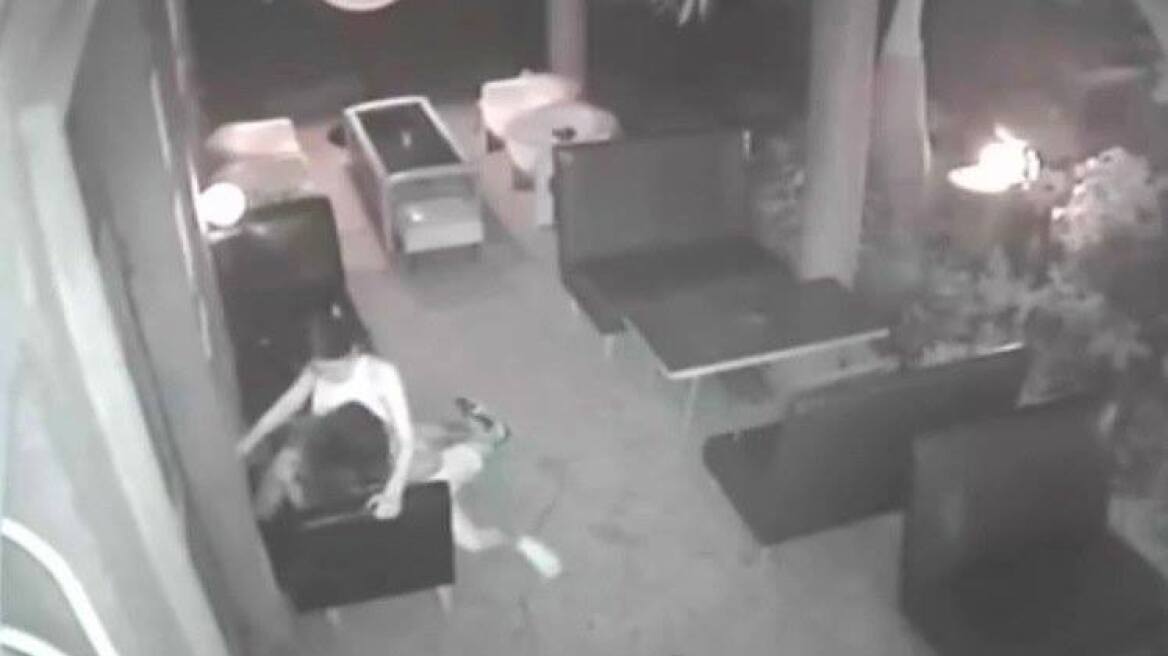 Βίντεο: Η κάμερα ασφαλείας πρόδωσε τη σερβιτόρα που «εξυπηρέτησε» και σεξουαλικά τον πελάτη