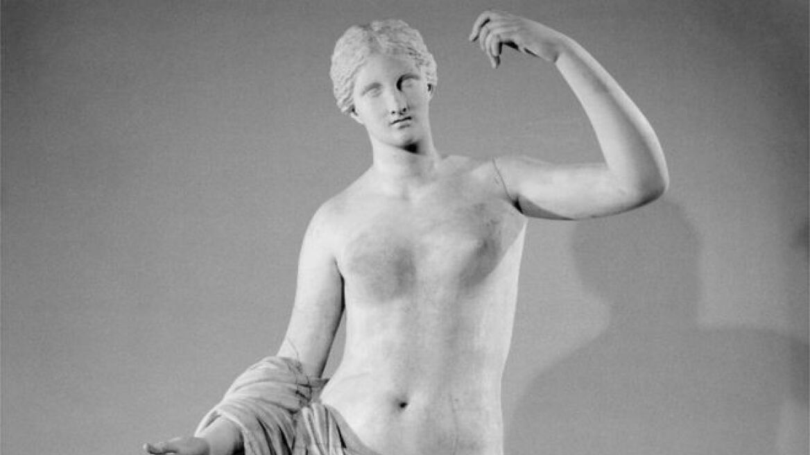 Σερβιτόρος στο Βρετανικό Μουσείο έσπασε το χέρι αρχαίου αγάλματος