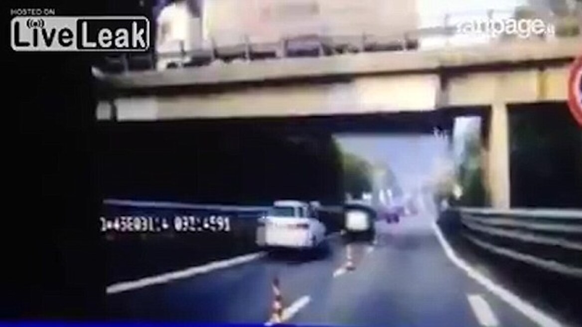 Βίντεο-σοκ: Η στιγμή κατάρρευσης γέφυρας στην Ιταλία