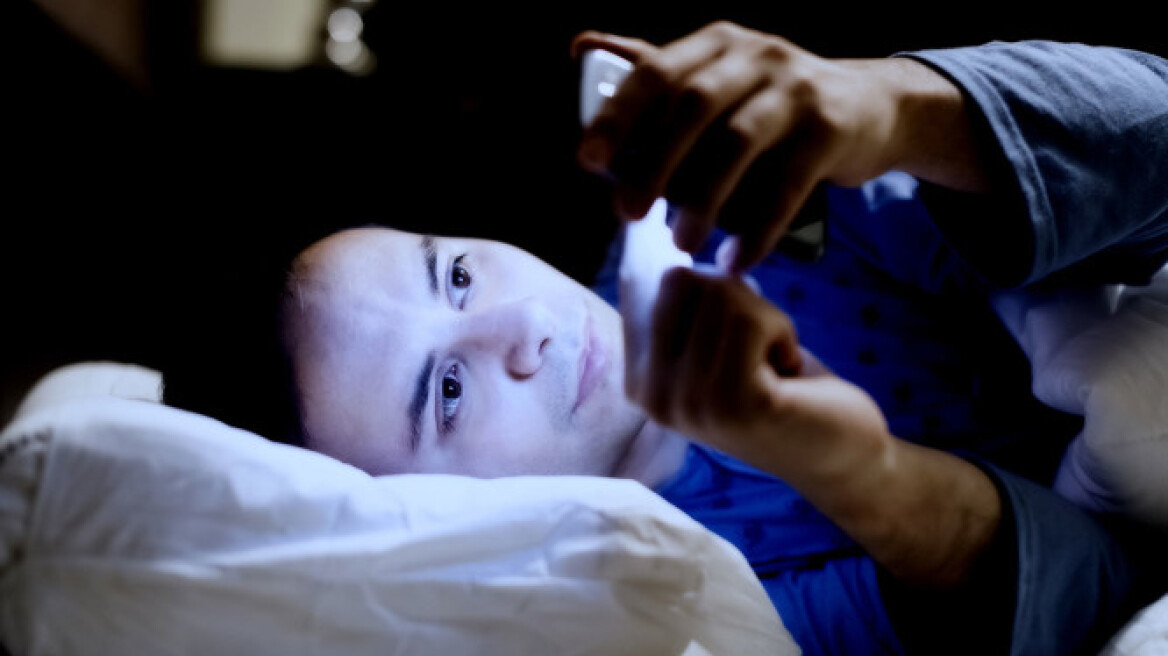 «Πετάξτε» τα κινητά από το κρεβάτι για να βρείτε τον ύπνο σας